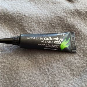 KISS strip lash adhesive with aloe black